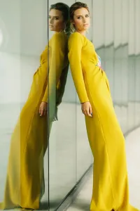 Vestido de fiesta largo mostaza drapeado con pajaro bordado para