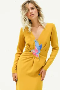 Vestido de fiesta largo mostaza drapeado con pajaro bordado para