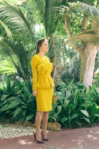 vestido corto de fiesta amarillo mostaza con lazo para invitada