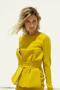 vestido corto de fiesta amarillo mostaza con lazo para invitada