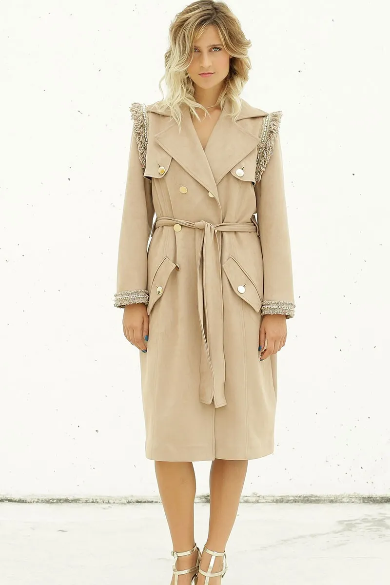 trench largo ante beige manga larga y pasamaneria