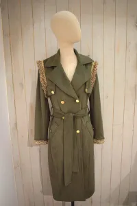 trench largo ante beige manga larga y pasamaneria