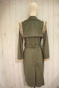trench largo ante beige manga larga y pasamaneria