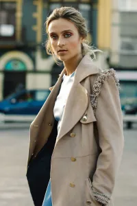 trench largo ante beige manga larga y pasamaneria