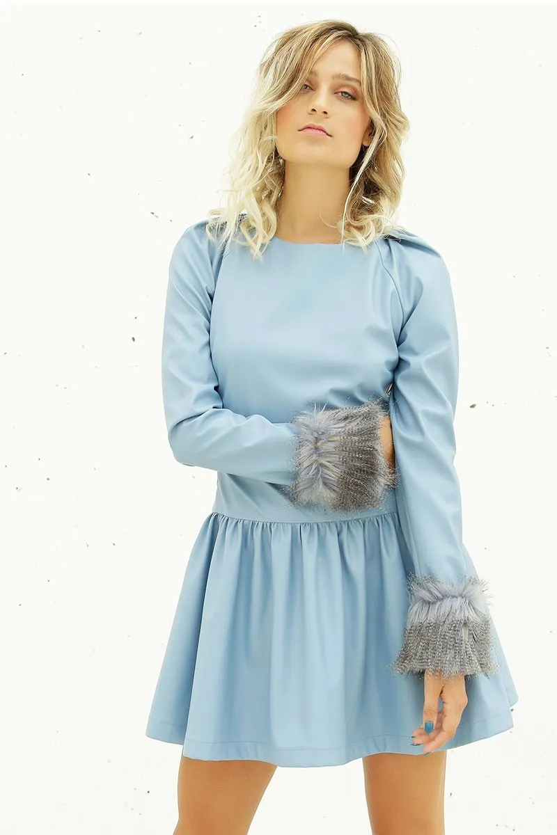 vestido azul de piel