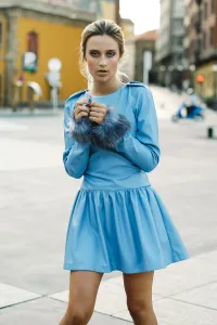 vestido azul de piel