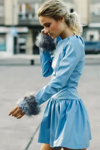 vestido azul de piel