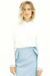 blusa blanca de manga larga y pasamaneria gris