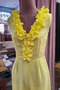 Mono de fiesta amarillo asimétrico de fiesta