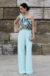 mono de fiesta azul de plumas
