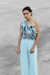 mono de fiesta azul de plumas