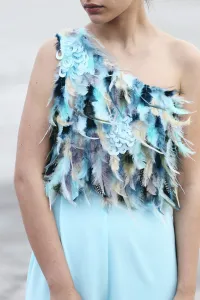 mono de fiesta azul de plumas