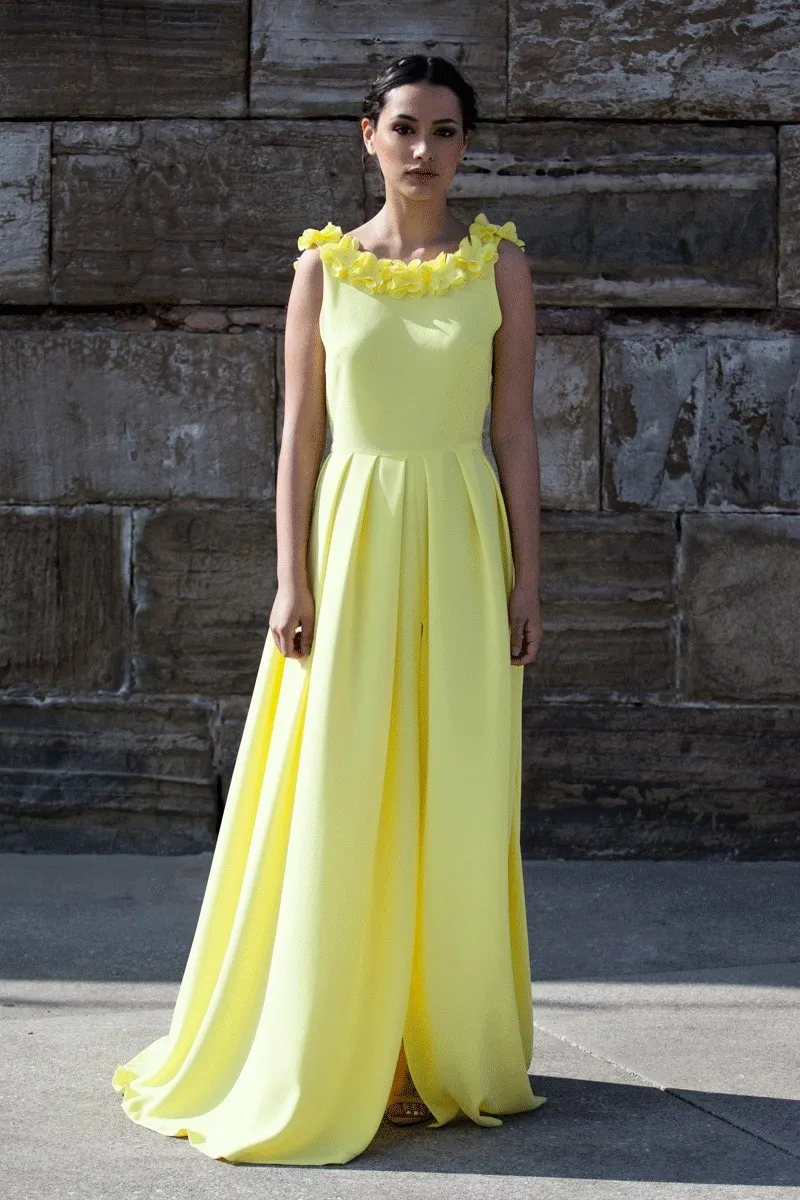 Vestido largo de fiesta amarillo con flores para invitada boda