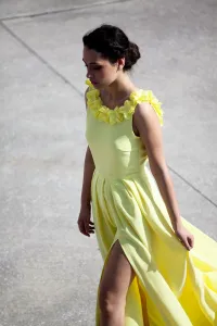 Vestido largo de fiesta amarillo con flores para invitada boda