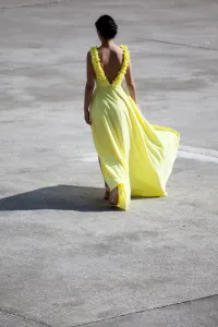 Vestido largo de fiesta amarillo con flores para invitada boda