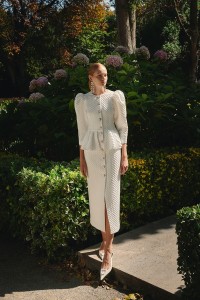 vestido brocado blanco con peplum manga abullonada de novia civil