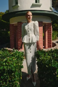 vestido brocado blanco con peplum manga abullonada de novia civil