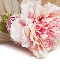 tocado de flores beige y rosa