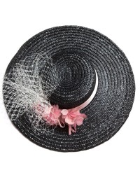 canotier de rafia negro con flores rosa y redecilla