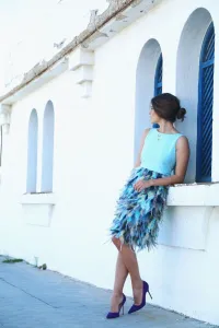 Vestido corto de invitada azul con falda de plumas y lazada en