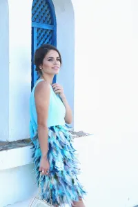 Vestido corto de invitada azul con falda de plumas y lazada en
