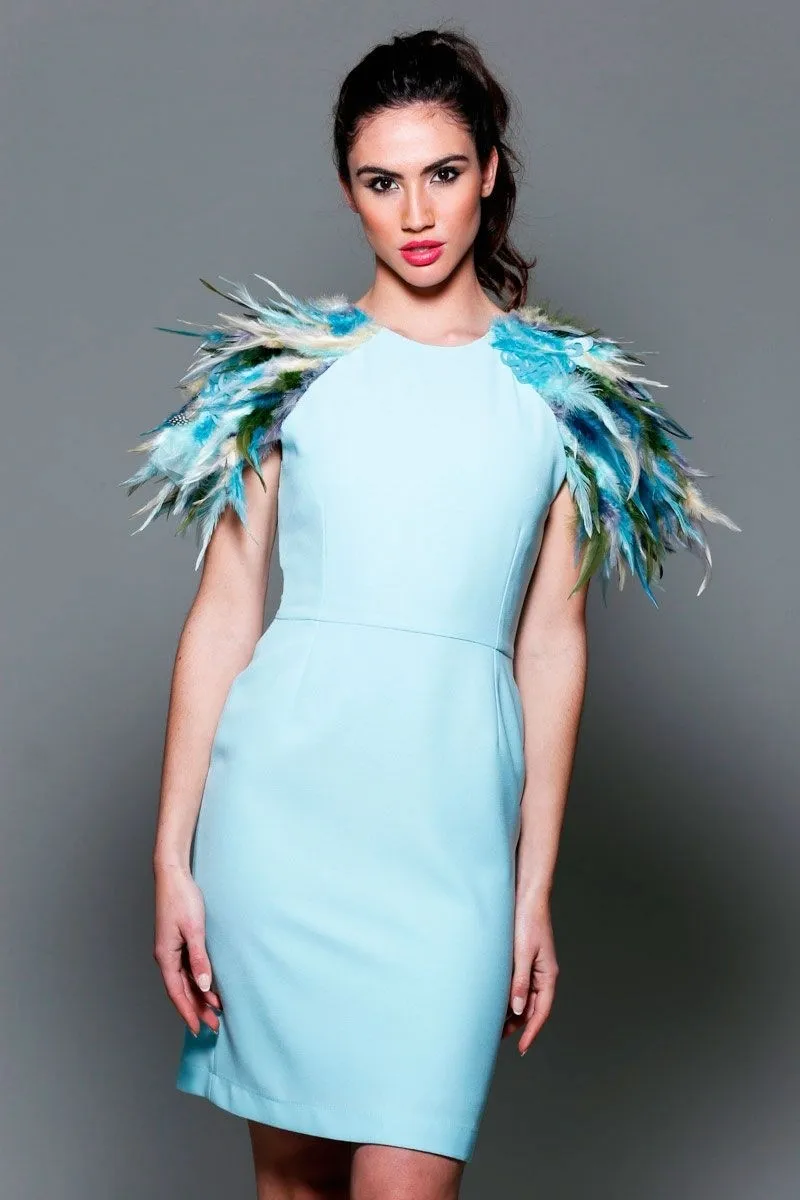 Vestido de fiesta corto con plumas en hombros y escote espalda