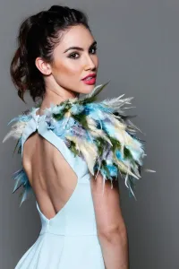 Vestido de fiesta corto con plumas en hombros y escote espalda