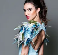 Vestido de fiesta corto con plumas en hombros y escote espalda