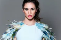Vestido de fiesta corto con plumas en hombros y escote espalda