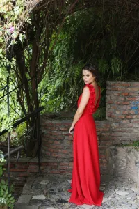 Vestido largo de fiesta rojo con flores para invitada boda