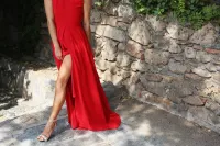 Vestido largo de fiesta rojo con flores para invitada boda