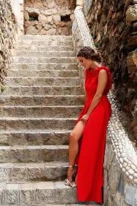 Vestido largo de fiesta rojo con flores para invitada boda
