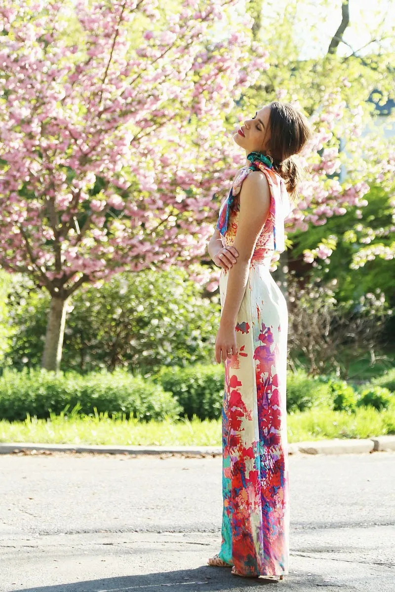 mono de fiesta estampado multicolor escote halter para invitada