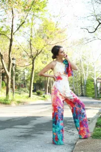 mono de fiesta estampado multicolor escote halter para invitada