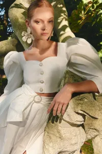 Top joya de tafetan blanco con manga abullonanda