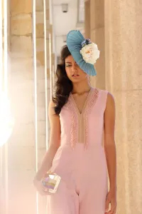 Mono corto de fiesta palazzo rosa palo con flecos para invitada