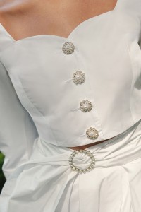 Top joya de tafetan blanco con manga abullonanda