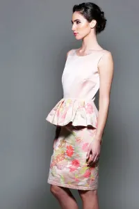 vestido de fiesta estampado flores con volante peplum y pelo