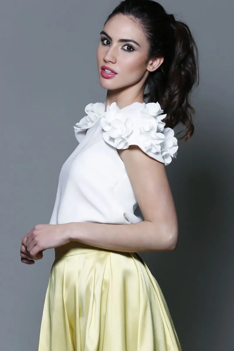 top de fiesta blanco con alas flores