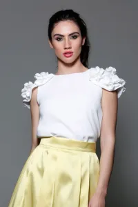 top de fiesta blanco con alas flores