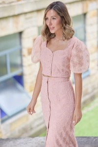 Top en tul rosa con flores bordadas con manga abullonada