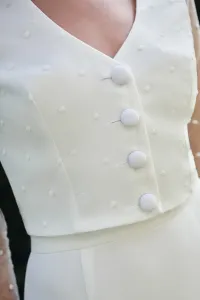 Blusa plumetti blanco escote en pico Mestas