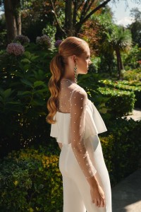 mono blanco de novia con cuerpo plumetti