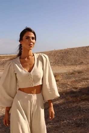 influencer-judith-fronton-con-conjunto-de-lino-evento-formentera-vestida-de-apparentia