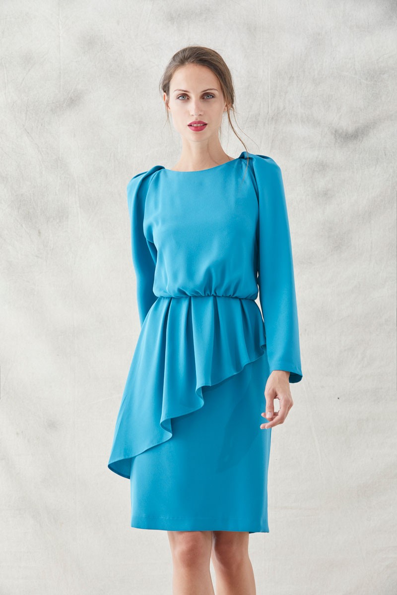 vestido corto azul con asimetrico