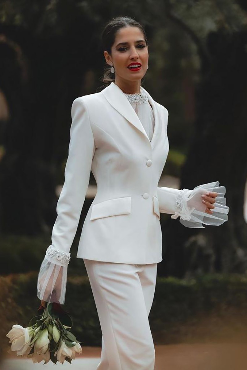 Traje de chaqueta con pantalón color blanco para novia civil