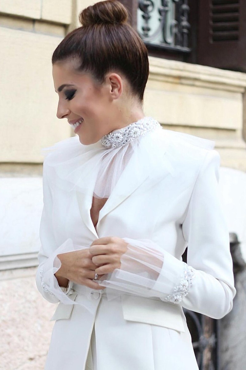 Traje de chaqueta con pantalón color blanco novia civil