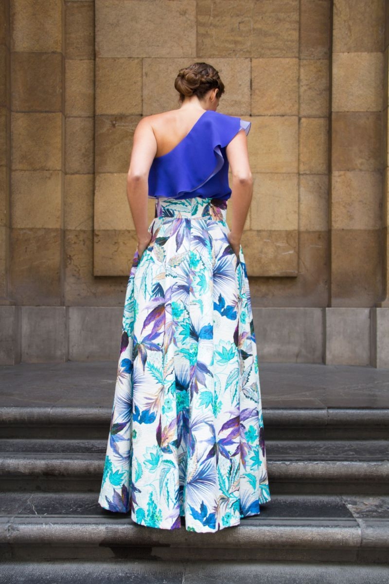 Bisagra borde Hacer un nombre falda larga en color azul con flores para invitada en boda o fiesta
