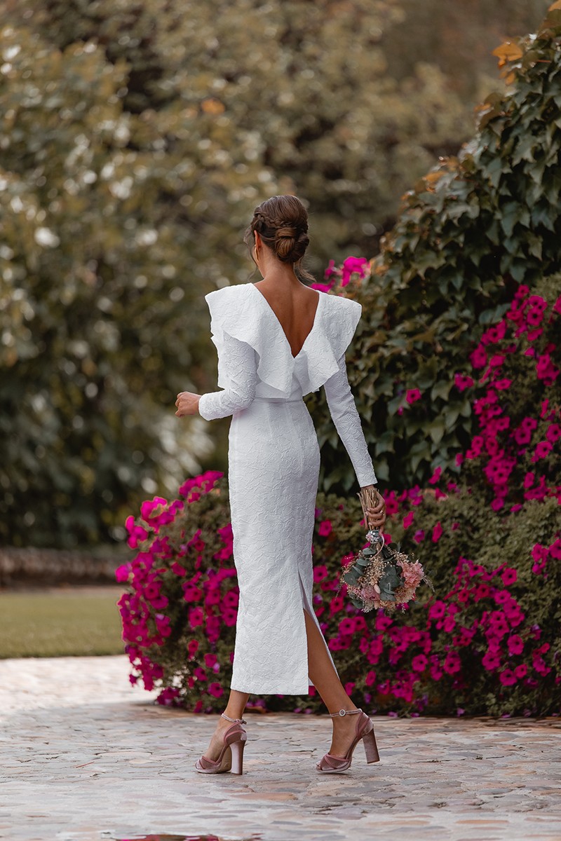 Instalación compuesto esta vestido brocado con volantes en cuerpo blanco para novia boda civil