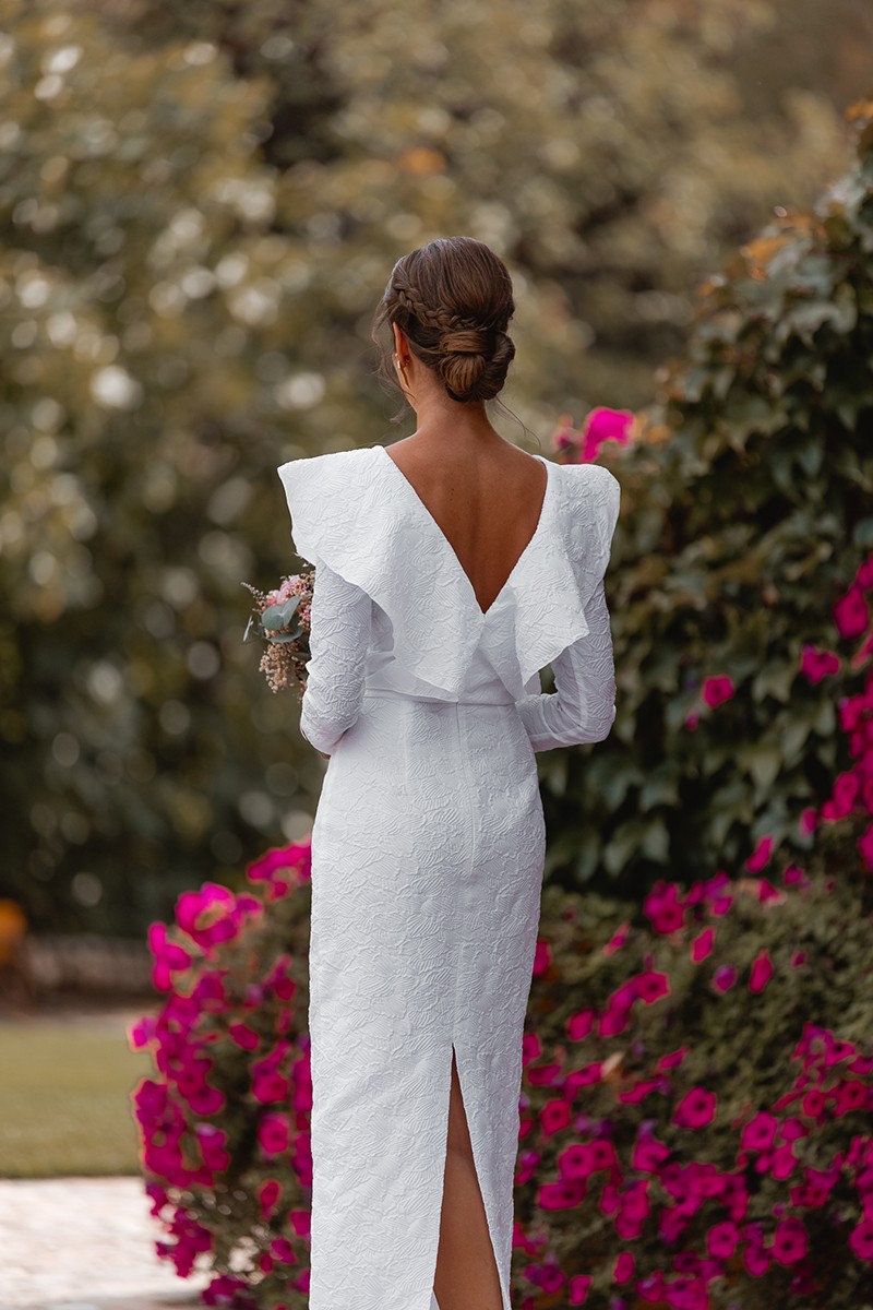 vestido con volantes en cuerpo blanco para boda civil